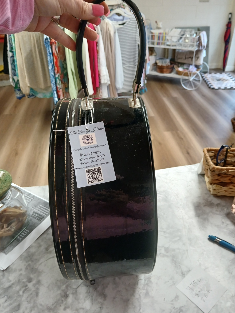 Munro Black Patent Round Hat Box Travel Bag - Picture 3 of 6